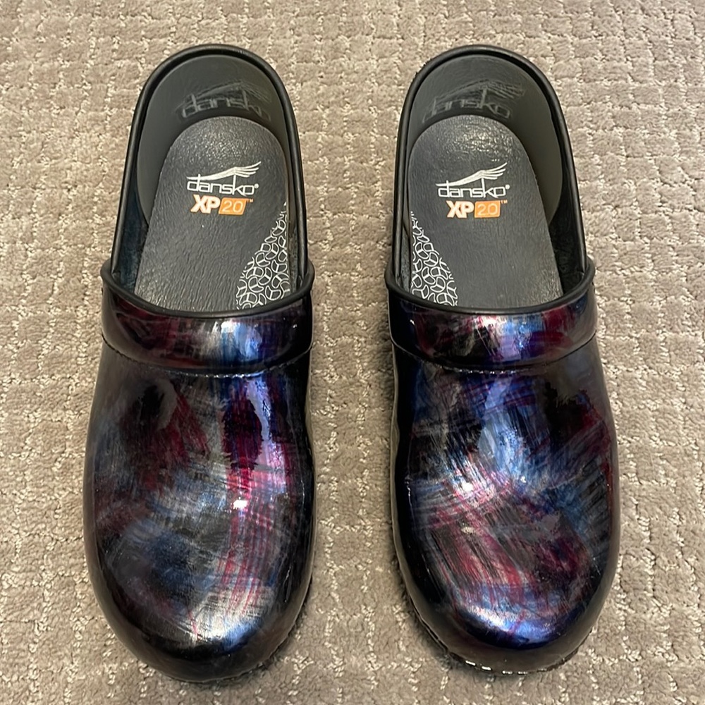 Dansko XP 2.0 clogs- like new